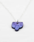 Collar plateado con colgante morado marmolado